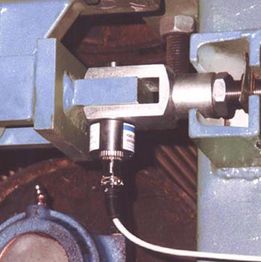 Kraftsensoren als Messbolzen im Gabelkopf