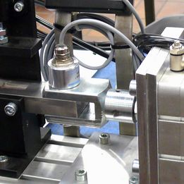 Prüfvorrichtung mit Kraftaufnehmer im Gabelkopf